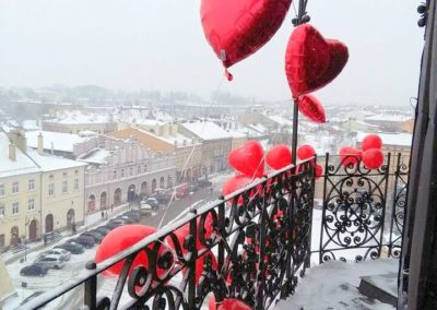 Balony na wieży w zimie